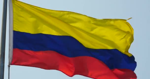 4 k Columbian flagga fladdrar i vinden. — Stockvideo