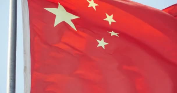 4k kinesisk flagg flagrer i vinden . – stockvideo