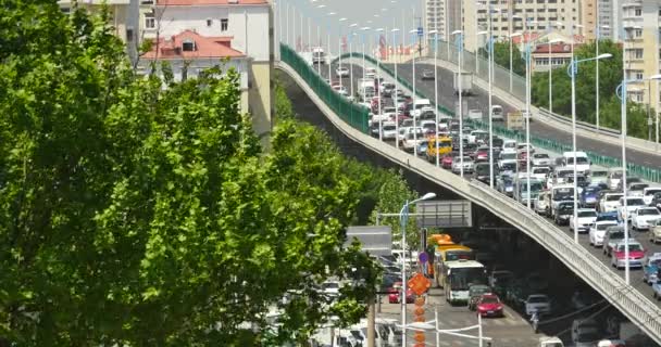 China-Sep 09, 2017:4 k moderne stedelijke drukke stadsverkeer op viaduct, snelweg straat & huizen bouwen. — Stockvideo
