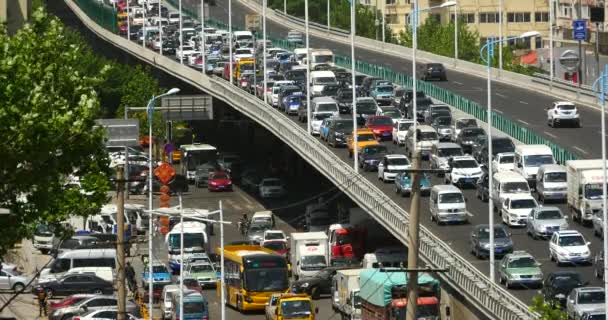 Cina-Set 09,2017: 4k Moderna città urbana trafficata traffico sul cavalcavia, autostrada strada & case edificio . — Video Stock