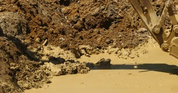 4k excavadora de primer plano de trabajo & camión volquete en el sitio de construcción, china . — Vídeo de stock