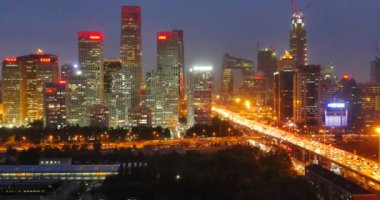 Çin-Eylül 09, 2017:4 k, ağır trafik-den geçerek Beijing merkezi iş bölgesine vasıl gece, kentsel kurmak