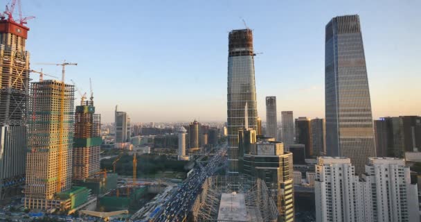 4k, zwaar verkeer door Beijing centrale zakelijke district, gebouw in de schemering. — Stockvideo