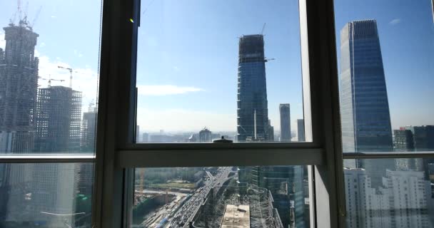 4K, tráfego pesado através do distrito de negócios central de BeiJing da janela do edifício — Vídeo de Stock