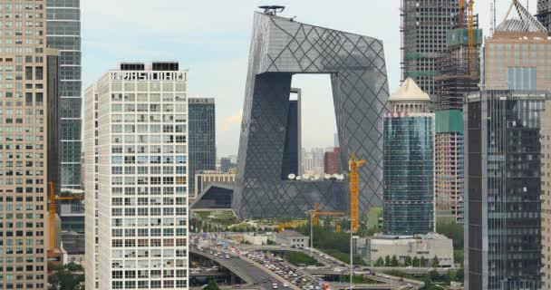 Kina-Sep 09, 2017:4 k, tung trafik genom Beijings centrala affärsdistrikt, urban byggnad. — Stockvideo