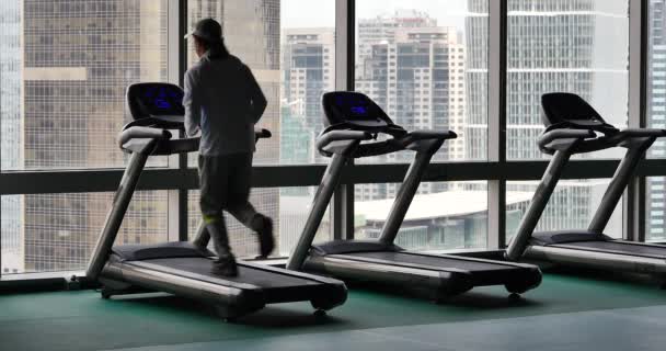 4k, αρσενικό τρέχει στο καρδιο treadmills, αστική επιχείρηση κτίριο, άνω διάβασης κυκλοφορίας. — Αρχείο Βίντεο