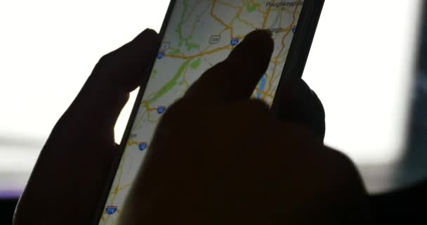 4k, smartphone trende haritada insan Gözat. — Stok video