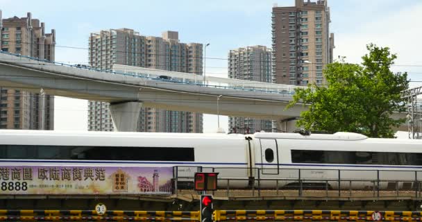 中国 9 月 09、2017:4 k 忙しい都市交通、中国、陸橋の下をゆっくり抜く高速鉄道. — ストック動画