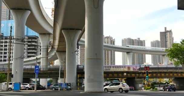 Cina-Set 09,2017: 4k trafficato traffico urbano sotto cavalcavia, pedoni attraversando la strada, Cina . — Video Stock