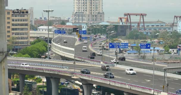 China-Sep 09,2017: 4k tráfico urbano ocupado en el paso elevado, edificio morden urbano, QingDao china . — Vídeos de Stock