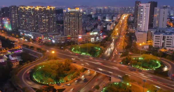 Kina-Sep 09, 2017:4 k timelapse hektisk stadstrafik på överfart på natten, urban morden byggnad, Qing — Stockvideo