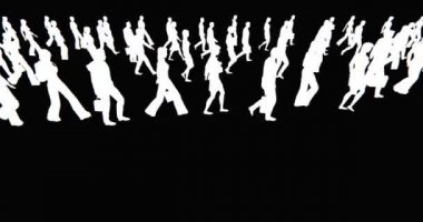 4 k insanlar kalabalık yürüyüş, beyaz işadamı siluet siyah arka plan.