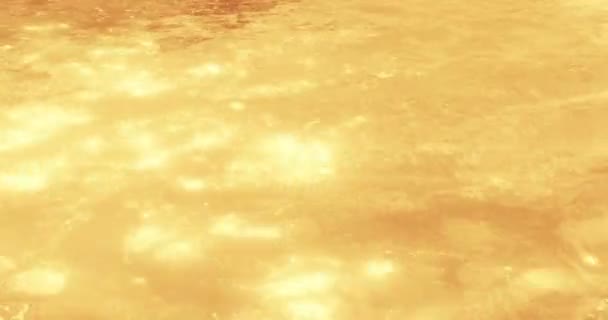 4k glänzende Seewasseroberfläche unter Sonnenlicht, Meer Ozeanwelle, goldene Wellen verweilen — Stockvideo
