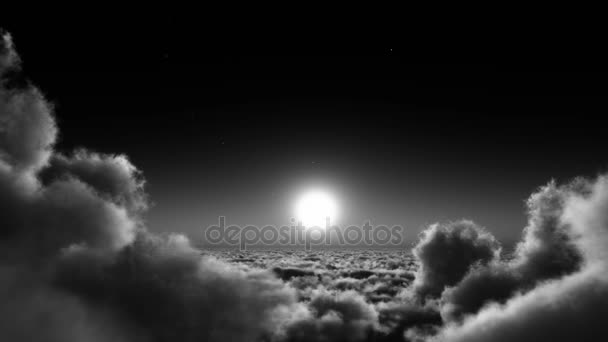 Vuelo nocturno de 4k en masa de nubes, cielo de luna y cielo, espacio exterior de gran altitud . — Vídeos de Stock