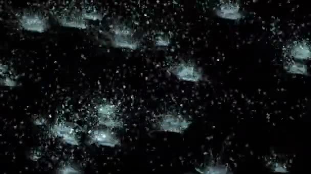 4 k Splash geiser, waterdrop regendruppels waterdruppels vloeibare rimpel, regen deeltjes. — Stockvideo