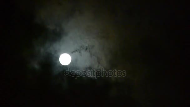 se déplacer pleine lune à travers nuageux, vol de nuit au-dessus des nuages et de la fumée, mystère fairyl 