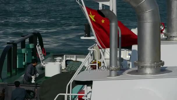 Китай-апрель 08,2017: Член экипажа, стоянка судов на воде на пирсе города ЦинДао Olympic Sail — стоковое видео