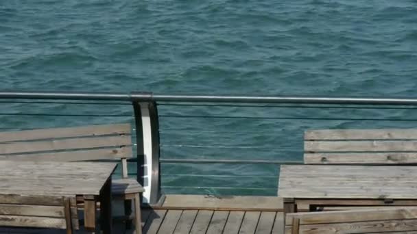 桟橋、端末や水の表面、テーブル、椅子、バー、ボードウォーク、ダム、フローティング、防錆. — ストック動画