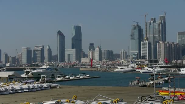 China-Sep 08,2016: Yate en el agua en el muelle de la ciudad de QingDao Centro Olímpico de Vela, Antorcha, tsingta — Vídeo de stock