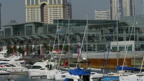 China-Sep 08,2016: Yate en el agua en el muelle de la ciudad de QingDao Centro Olímpico de Vela, Tsingtao, Torre, bu — Vídeos de Stock