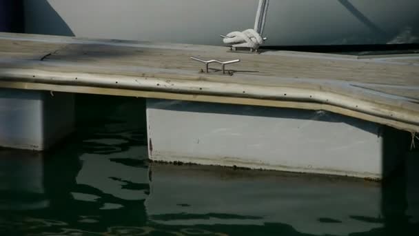 木板路码头的青岛市奥帆中心，在水中的倒影 r — 图库视频影像