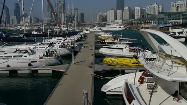 Chiny-wrzesień 08, 2016:Yacht na wodzie w Pier Qingdao city Centrum Olimpijskie żeglarstwo tsingtao, Towe — Wideo stockowe