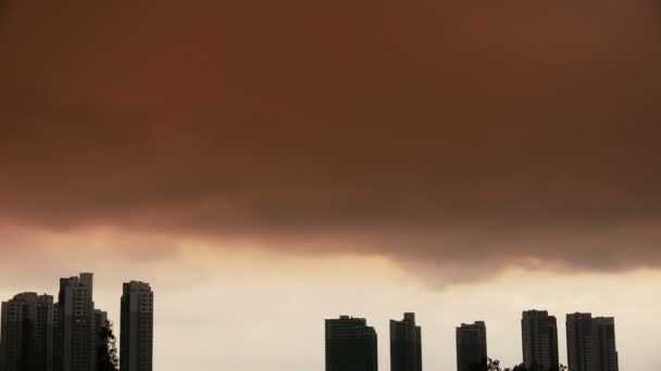 Nubes oscuras cubren el cielo del sol, construyendo rascacielos, silueta de la casa . — Vídeo de stock