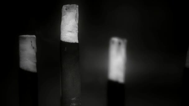 烟雾缭绕烧香，在庙、 煤灰、 黑色和白色的样式. — 图库视频影像