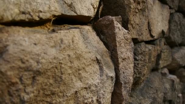 Stenen muur en kronkelende lane in Berg, reizigers terug. — Stockvideo