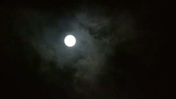 Pleine lune à travers les nuages, vol de nuit au-dessus des nuages et de la fumée, mystérieux pays des fées s — Video