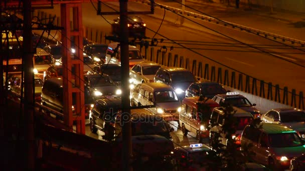 China-Apr 08.2017: Banyak mobil di jembatan layang, kemacetan lalu lintas di malam hari . — Stok Video