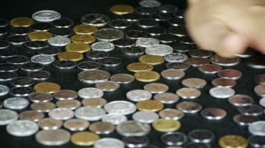 Altın paraları elle okşa..