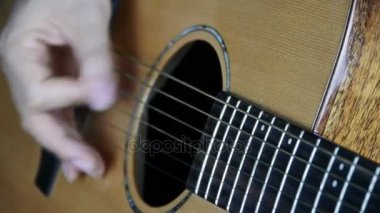 insan gitar çalıyor, tıngırdatma.