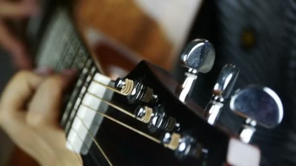 Ανθρώπινο παίζει κιθάρα, γρατσούνισμα. — Αρχείο Βίντεο