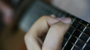 insan gitar çalıyor, tıngırdatma.