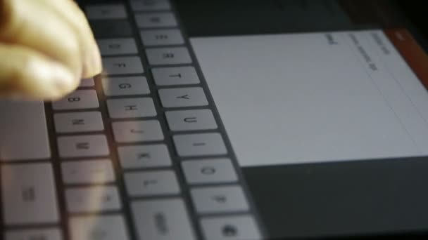 Dactylographier un e-mail sur un clavier à écran tactile, Clavier virtuel, Profondeur de fie faible — Video