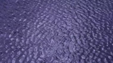 Parlak lake, malzeme, su yüzeyi, filigranlar akan.