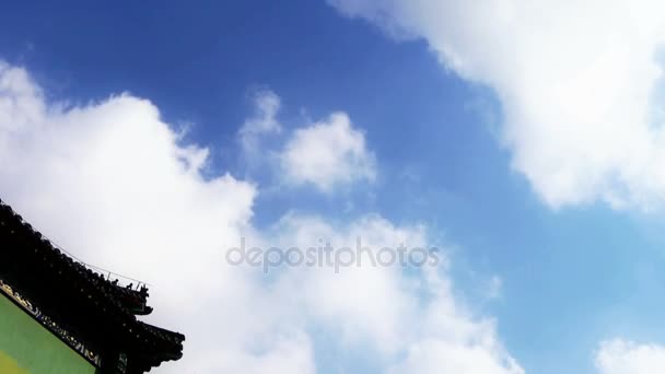 Hoge wolken en tempel dak, zonnige. — Stockvideo