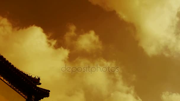 Nuvole alte e tetto del tempio, sole . — Video Stock