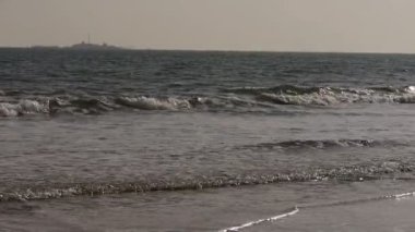 beyaz kumlu plaj dalgalanma dalgalar.