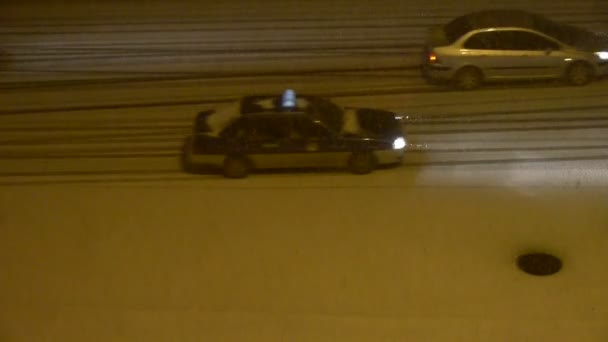 Китай-8 декабря 2016: Автомобиль, путешествующий по дороге в снегу ночью, движение, мотоцикл . — стоковое видео