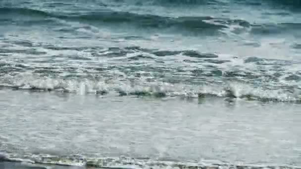 Schöne Wellen am Sandstrand, weiße Brandung. — Stockvideo