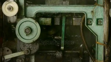 İşlemi karmaşık hassas makinelerde. Rulman, eksen, boru hattı, boru, petrol sızıntısı.