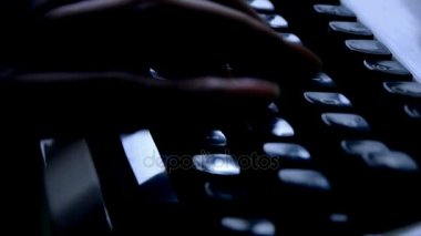 Bir daktiloda yazmaya elleri.