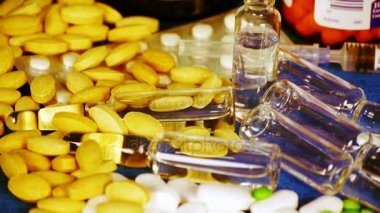 Birçok tablet, enjeksiyon, şırınga ve kapsül.