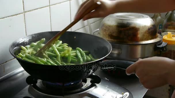 Smažené fazole, vaření kuchyně. — Stock video