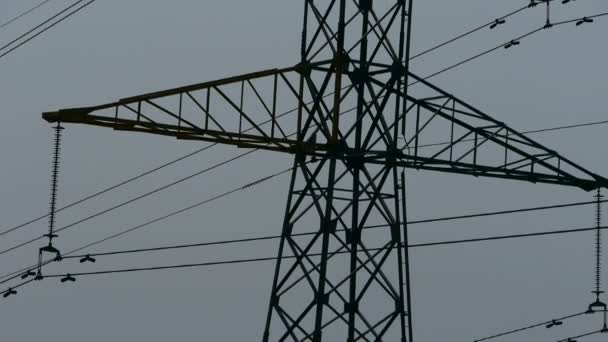 tour de fil haute tension .