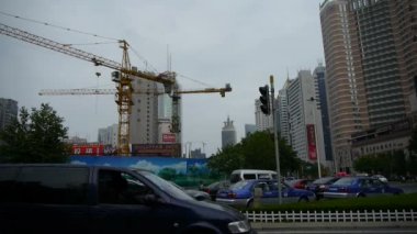 Çin-Eyl 08, 2016: Kentsel kavşak sokak, meşgul insanlar, Vinç kule vinç, inşaat.