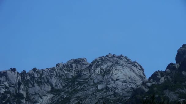 Bergpanorama & Hügel, steile Felsen, steile Felsklippen. — Stockvideo