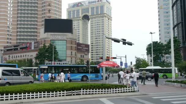 Cina-Set 08,2016: Strada dell'incrocio urbano, Persone occupate . — Video Stock